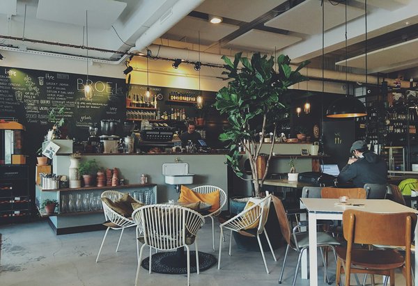 How Can Small UK Café Chains Create a Brand Identity Through Eco-Friendly Initiatives?